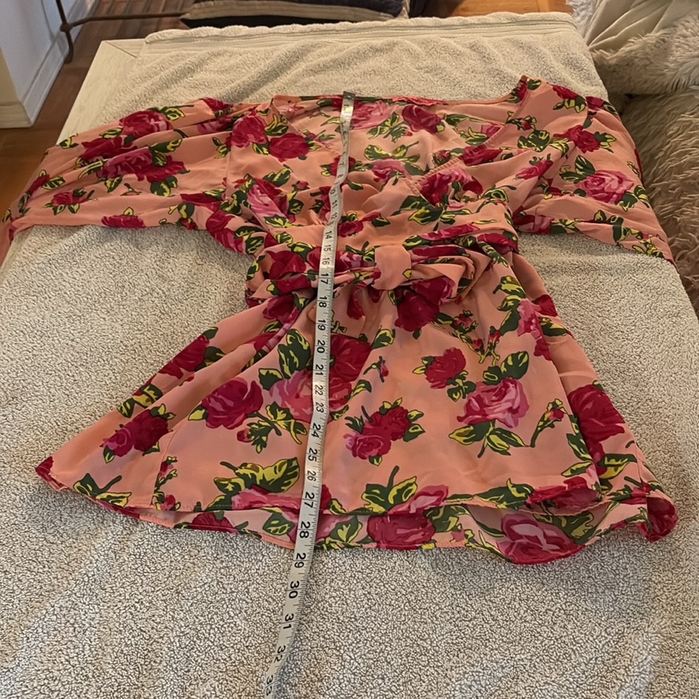 Vintage Betsey Johnson beautiful floral ‘80’s blouse w/ wrapped around tie. - Picture 9 of 13